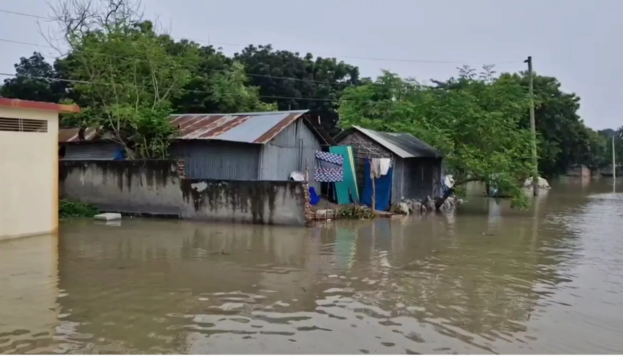 Flood submerges low-lying areas in C'nawabganj; 8500 families stranded