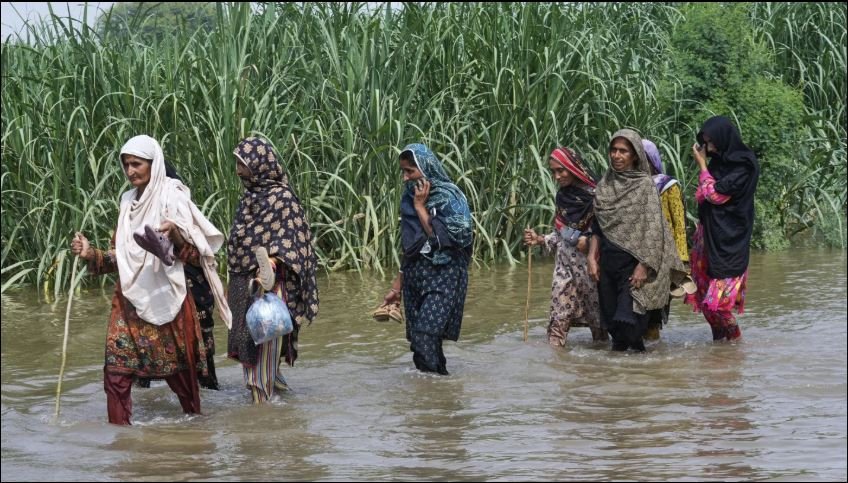 300,000 more evacuated in eastern Pakistan following new flood alert from India