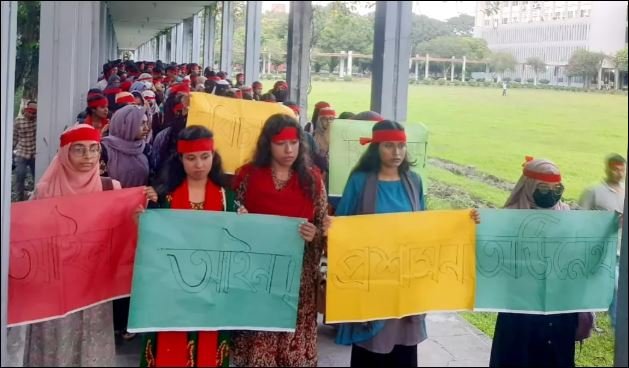 BAU students condemn role of authorities during 'red' protest against attacks by 'outsiders'