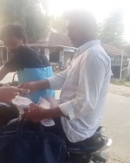 Land Officer caught red-handed taking bribe, video goes giral