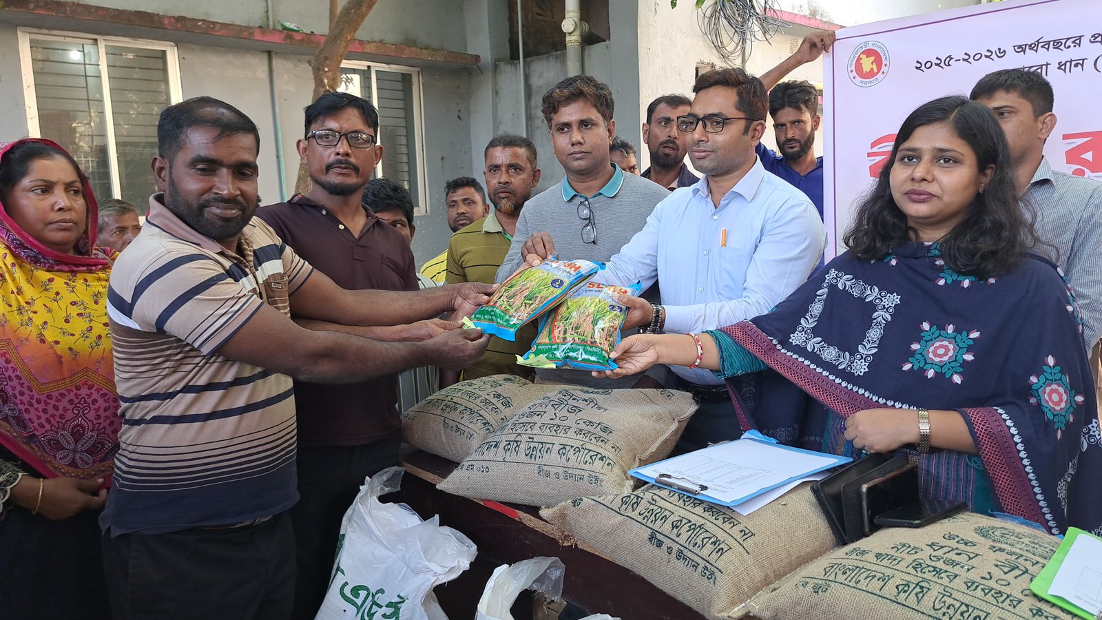 Govt distributes seeds, fertilizers  to 4,100 farmers in Narail