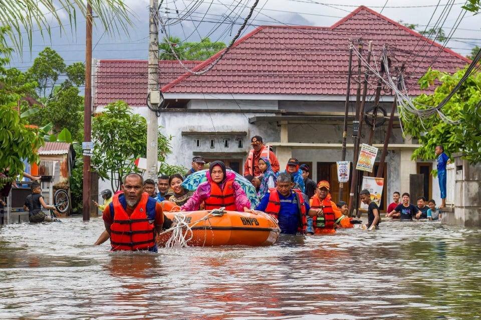 Indonesians scramble for food and water after deadly floods; Sri Lanka reports 193 deaths