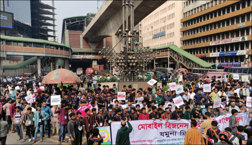 Mobile phone traders protest against blocking of unauthorised handsets