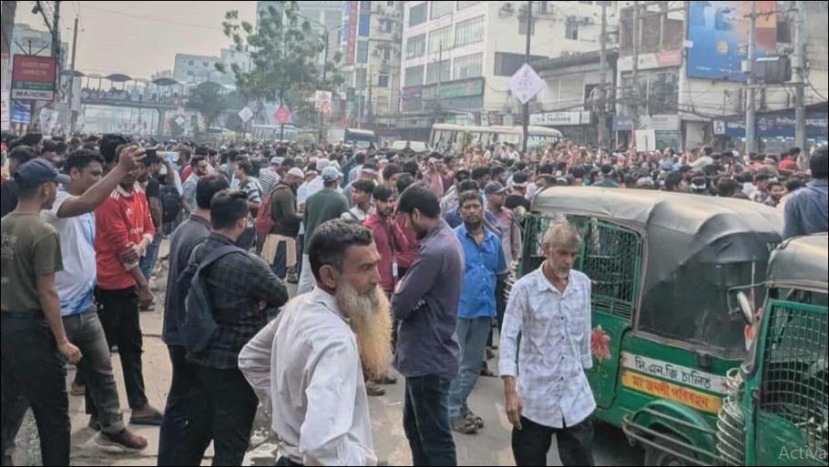 Mobile phone retailers block road, demanding tax withdrawal, NEIR reform