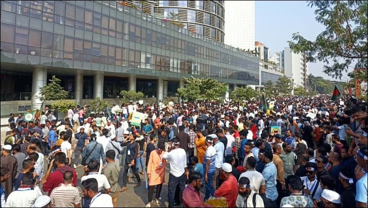 Mobile phone traders block Agargaon road protesting move to shut down unapproved handsets