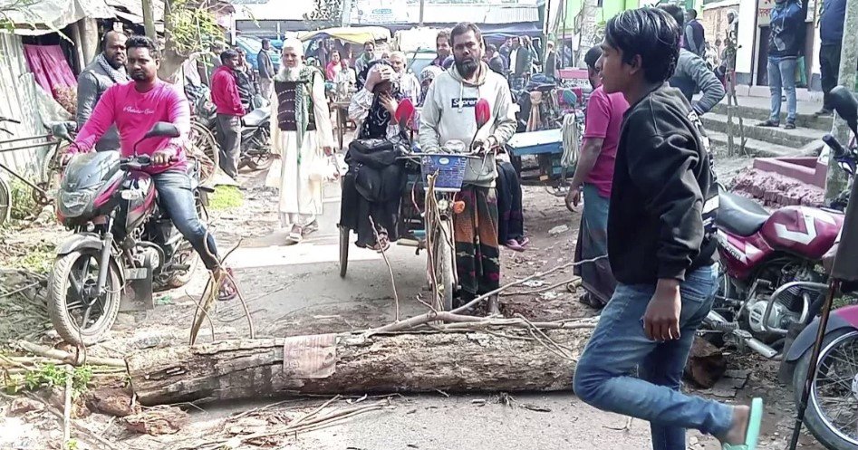 Natore farmers block road demanding fertilizer