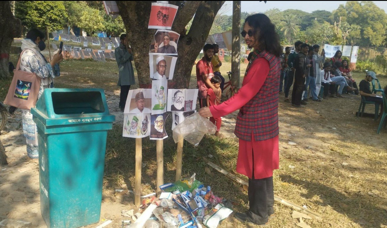 JU students throw trash at pictures of Ghulam Azam, Nizami