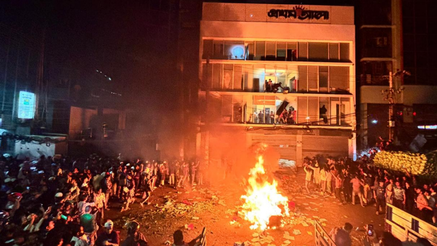 Mob attack Prothom Alo and Daily Star, set both the offices on fire
