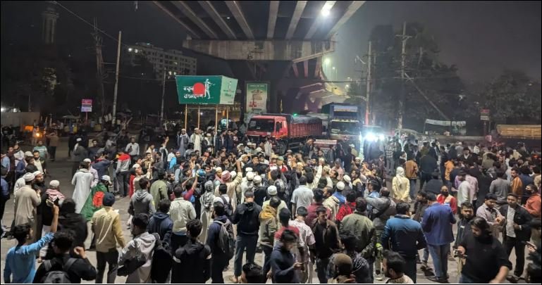 2 cops among 4 injured in clash outside Indian Assistant High Commission in Ctg