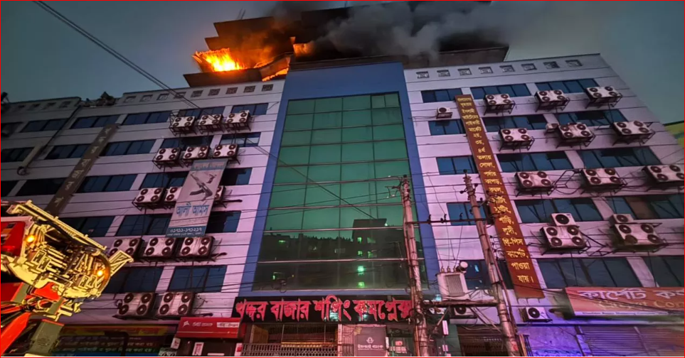 Rooftop warehouse of shopping complex catches fire at Gulistan  