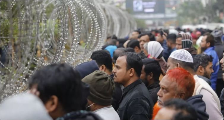 Khaleda's demise: Huge crowd at Evercare Hospital