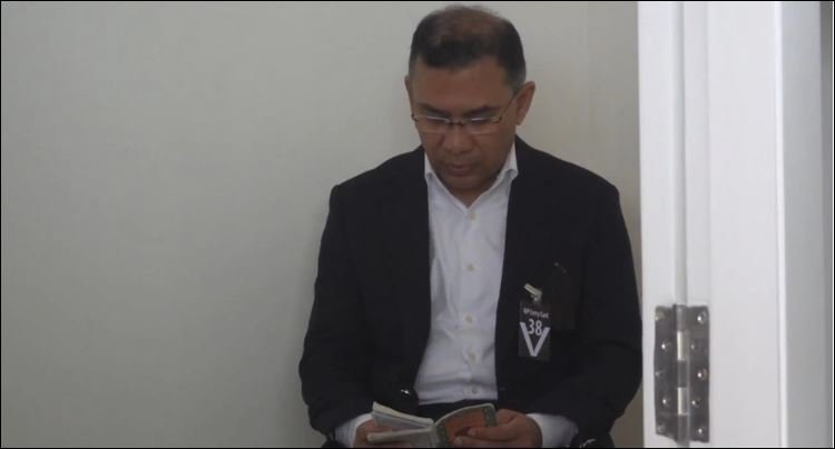 Tarique recites Quran, prays for Khaleda