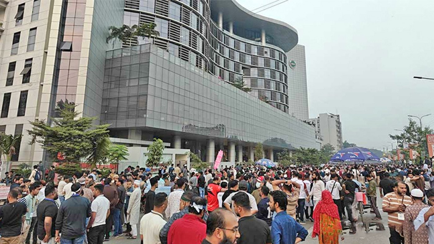 Mobile phone traders besiege, vandalise BTRC building over NEIR implementation