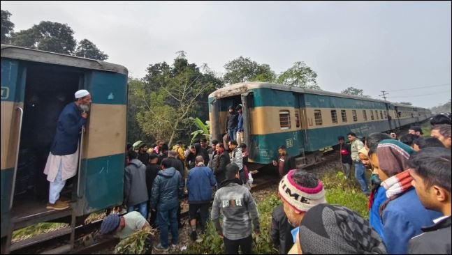 Two coaches of Egarosindur Express detach from moving train in Gazipur