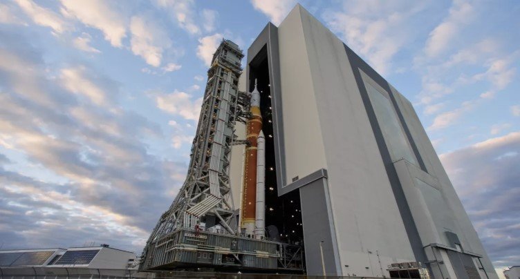 NASA’s new moon rocket rolls to launch pad ahead of possible February astronaut mission