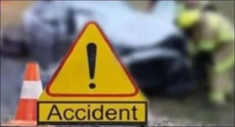 2 killed as bus rams into human hauler in Jatrabari