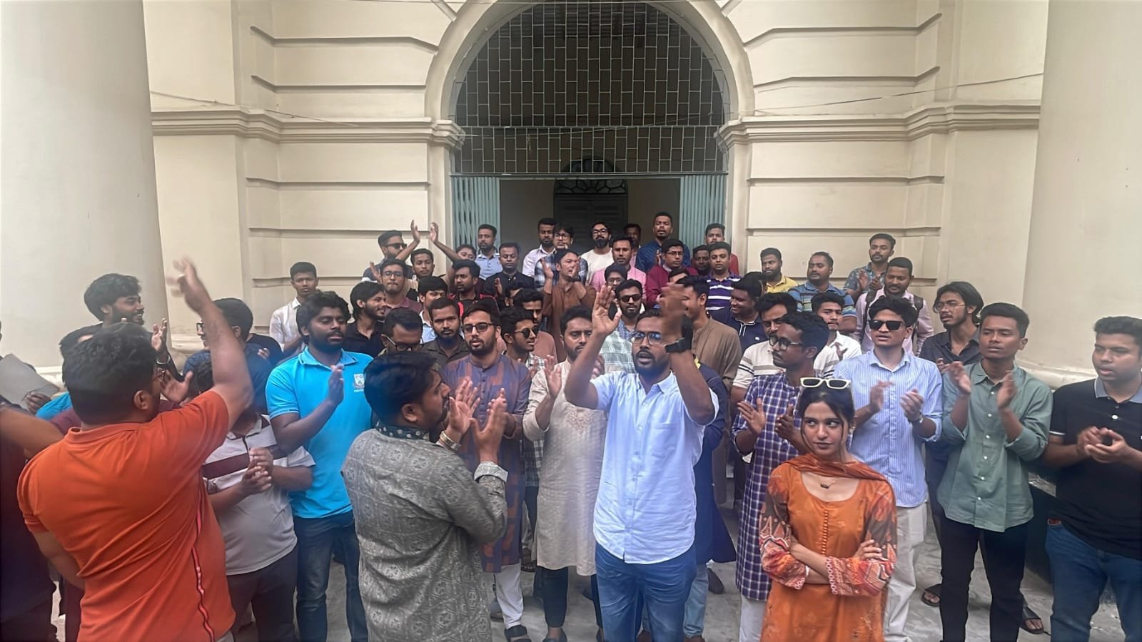 Students demand JnU administration's resignation over attack on journos, scholarship uncertainty