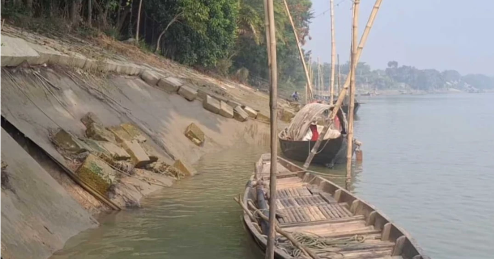 Erosion threatens embankment, villages along Nabaganga River in Narail