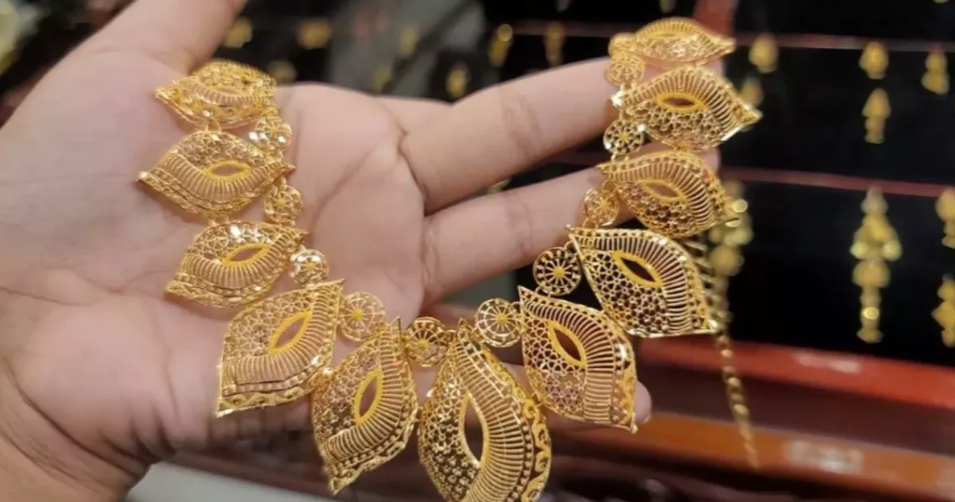 Gold price drops by Tk 5,482 per bhori in Bangladesh