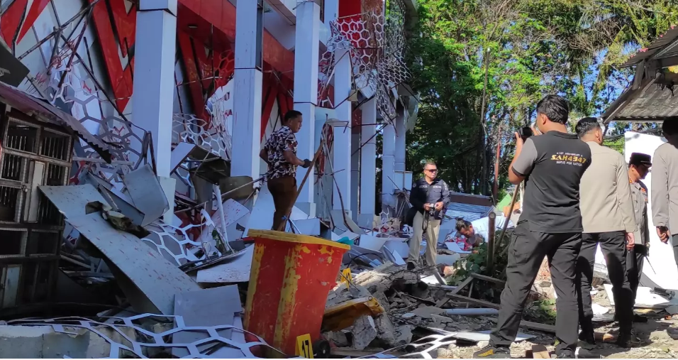 Magnitude 7.4 quake hits Indonesia, triggers small tsunami, kills at least one