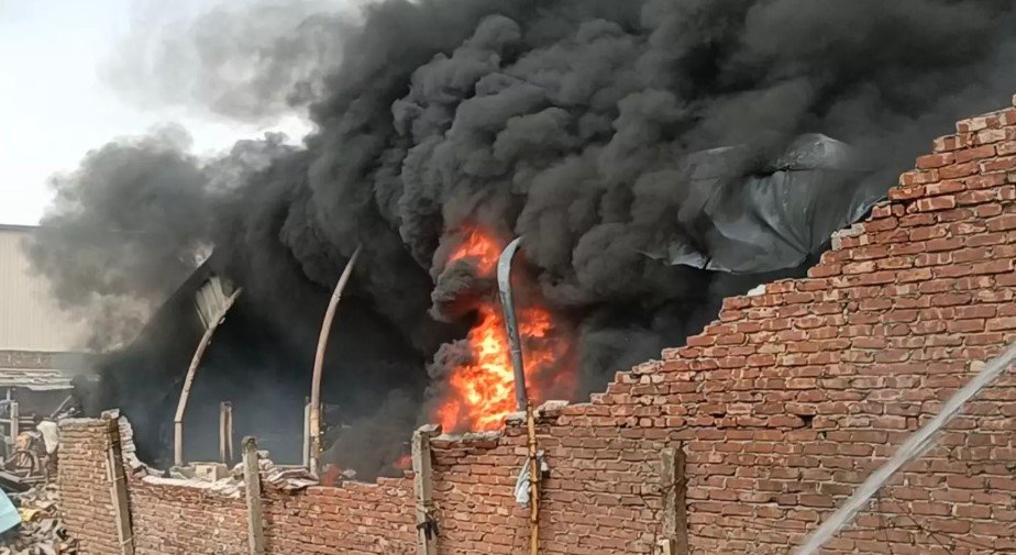 5 killed as fire sweeps through Keraniganj factory