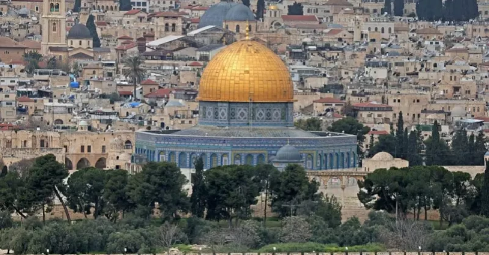 Israel reopens Jerusalem holy sites