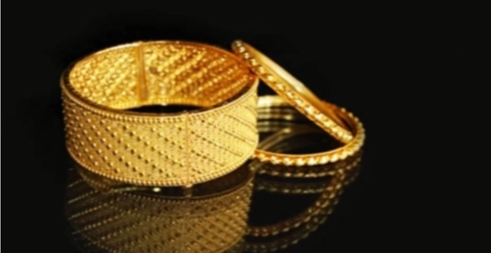 Gold price drops by Tk 4,432 per bhori