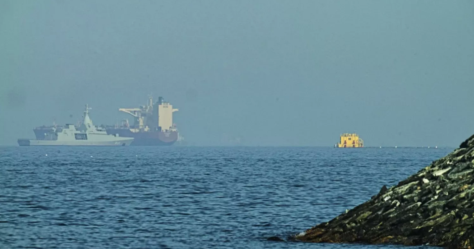 US warns shipping firms of sanctions over Iran toll payments in Hormuz