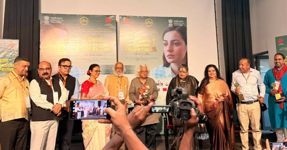 Runa Laila honoured with Minar-e-Delhi Award at Delhi film festival