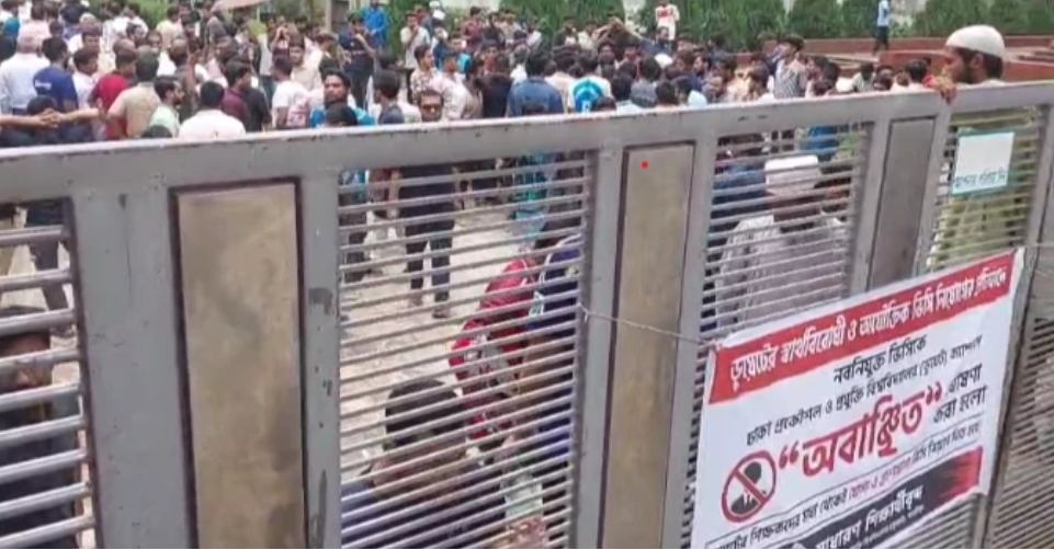 25 students, cops injured in clash at DUET over joining of new VC