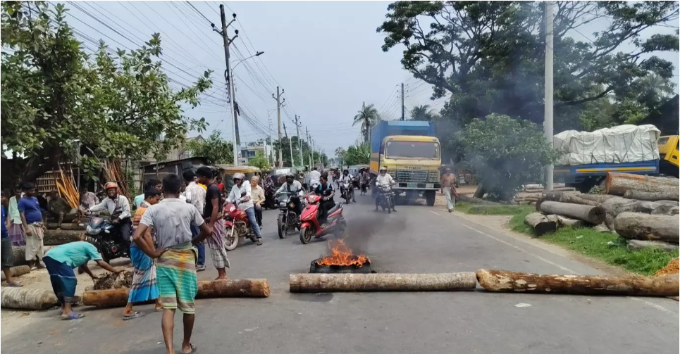 Jute workers block road in Khulna for 3rd straight day over raw jute export curbs