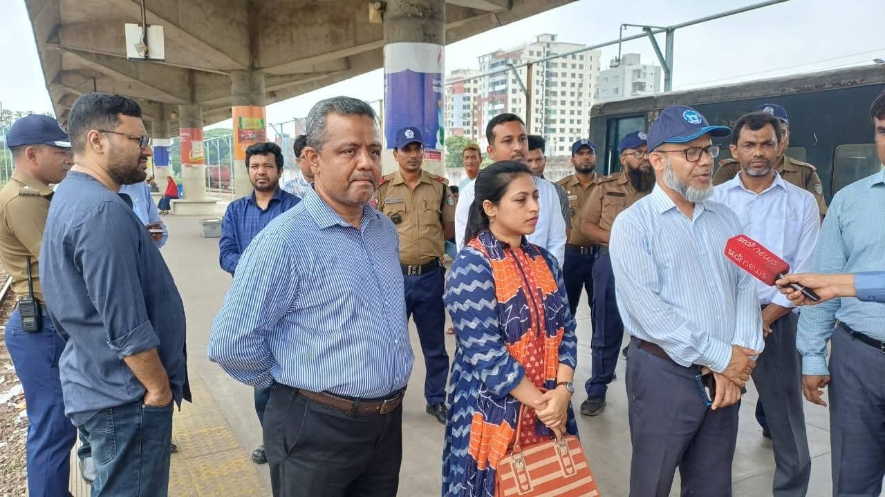 Railway officials inspect Eid travel management at Chattogram station