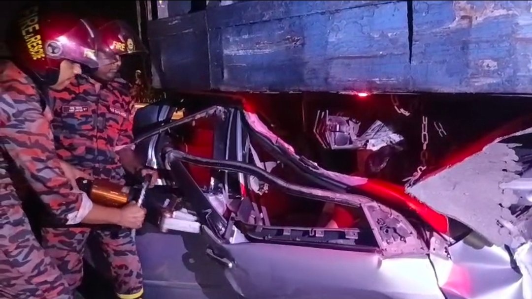5 killed as car crashes into truck on Faridpur expressway 