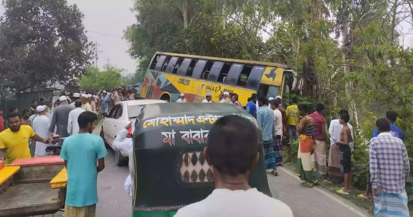 Road crash leaves 3 dead in Sirajganj's Belkuchi