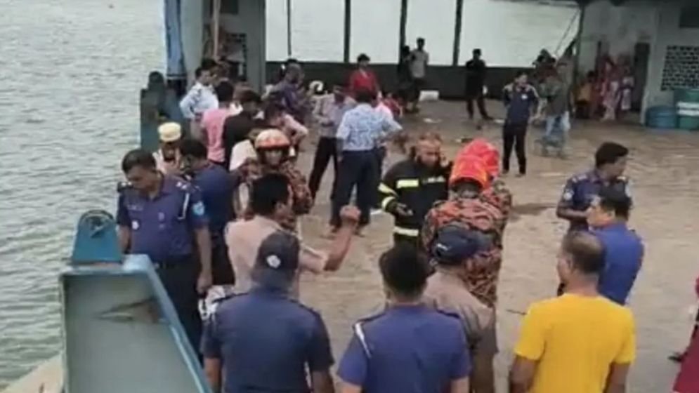 Bus plunges into Padma from pontoon at Daulatdia