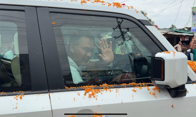PM drives himself to canal excavation programme site