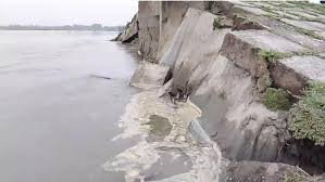 Flood-hit Teesta erodes dam protecting key bridge