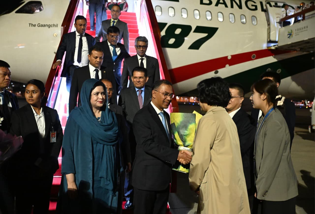 PM arrives in Dalian of China