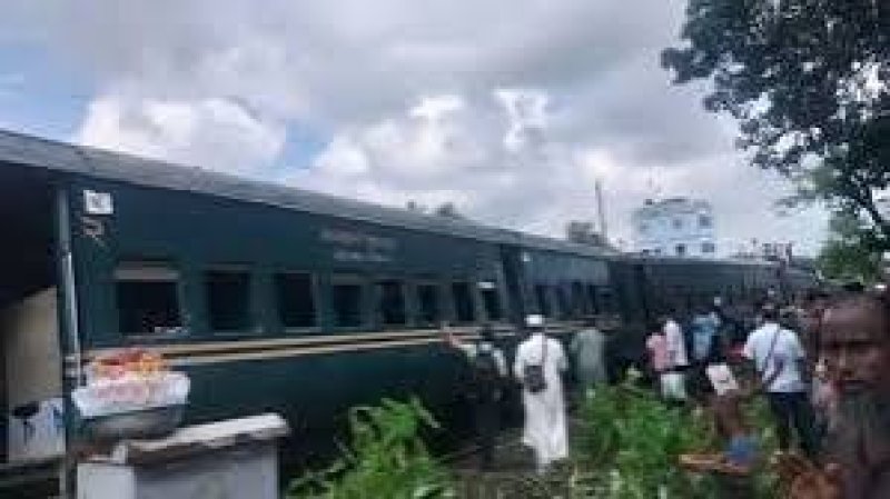 Train derailment cuts Dhaka-M'singh rail link