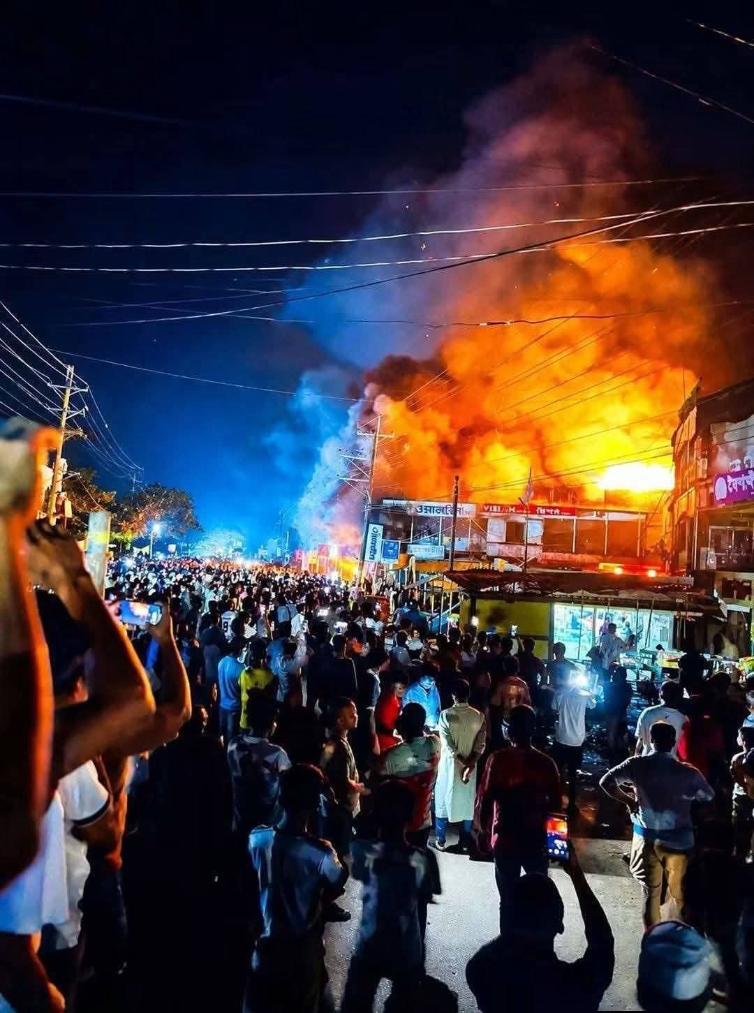Teknaf fire guts 8 shops, injures 20 
