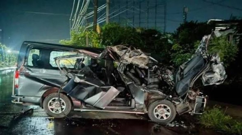 Four killed in covered van-microbus collision in Ctg